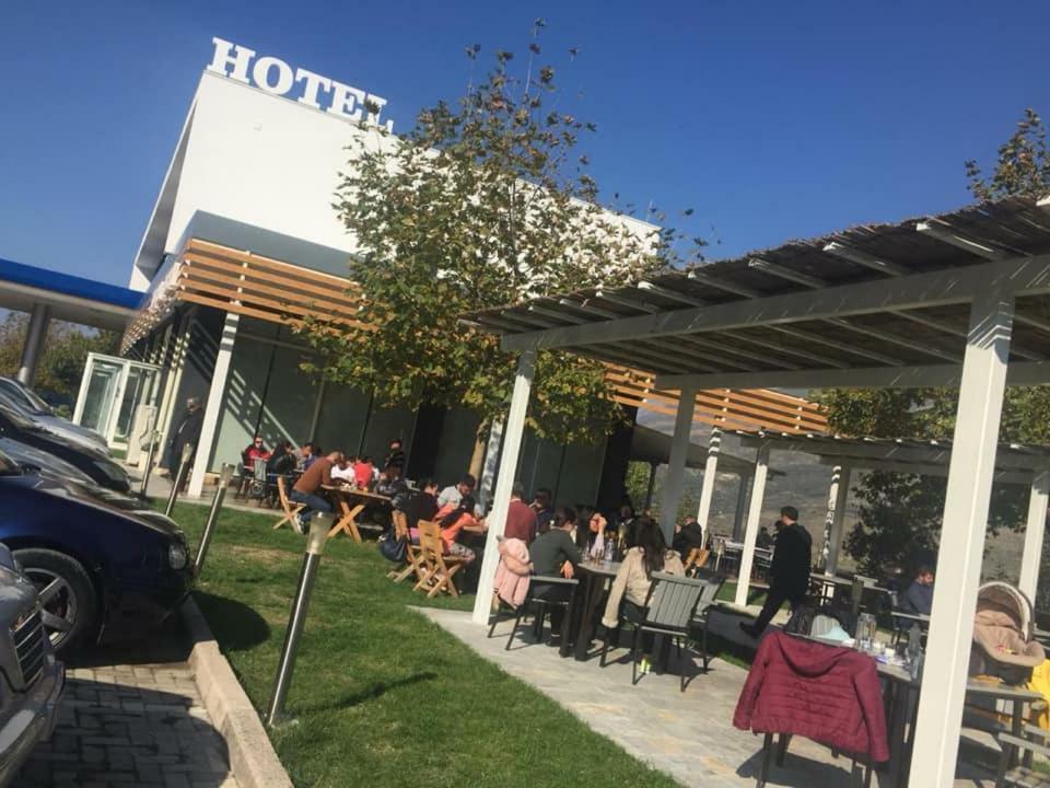 Hotel Auto Grill Roberti Tepelene 외부 사진